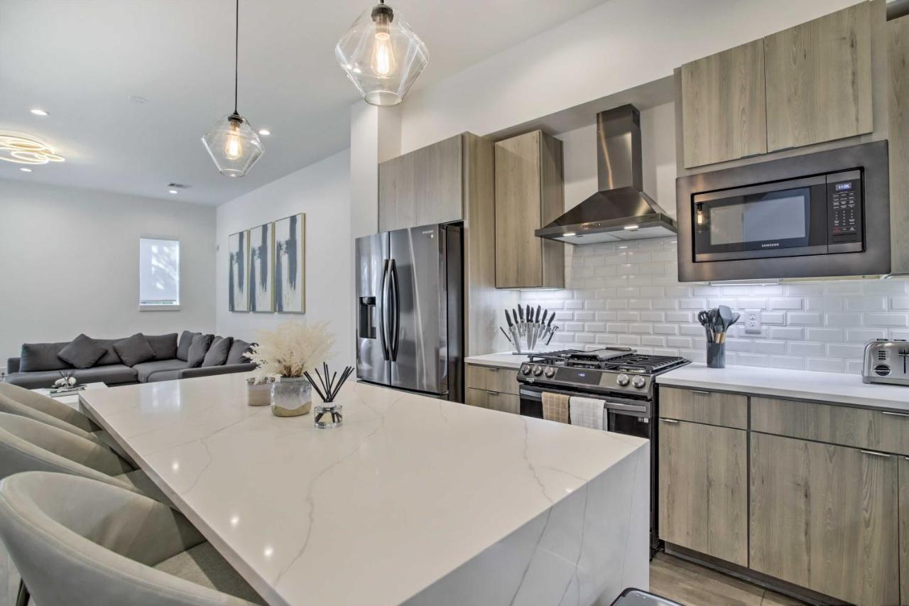 Newly-Built Luxury Galleria Area Townhome! Хьюстон Экстерьер фото