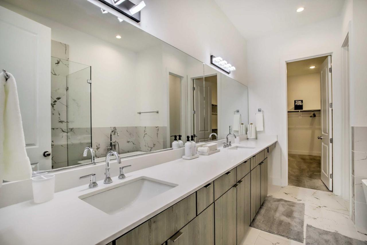 Newly-Built Luxury Galleria Area Townhome! Хьюстон Экстерьер фото