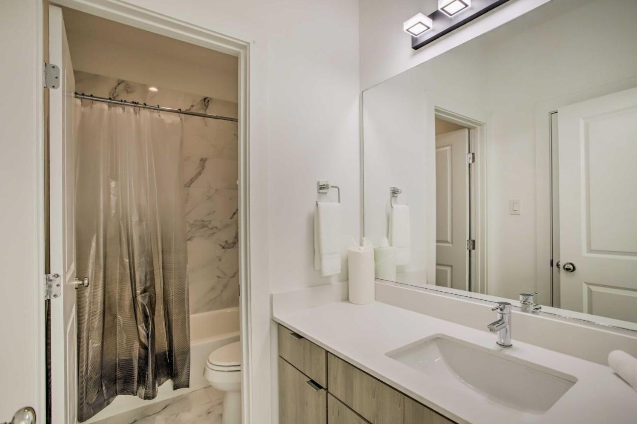 Newly-Built Luxury Galleria Area Townhome! Хьюстон Экстерьер фото